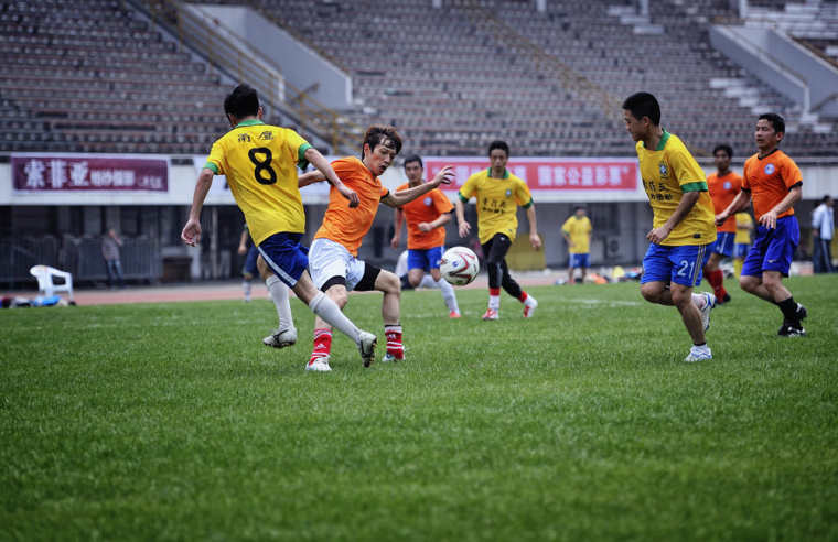 “足球球衣”既可以是soccer jersey